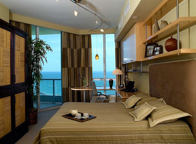 Phòng ngủ được thiết kế theo phong cách Châu Âu sang trọng. Không gian căn phòng thông thoáng hơn nhờ thiết kế cửa kính đón ánh sáng tự nhiên