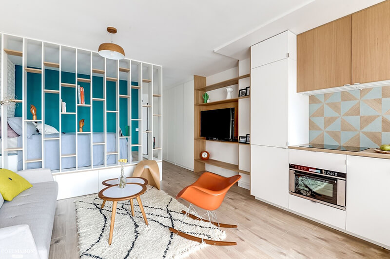 Không gian phòng khách và phòng bếp ở mẫu thiết kế này được phân tách với nhau bằng cách sử dụng vách ngăn làm kệ trang trí
